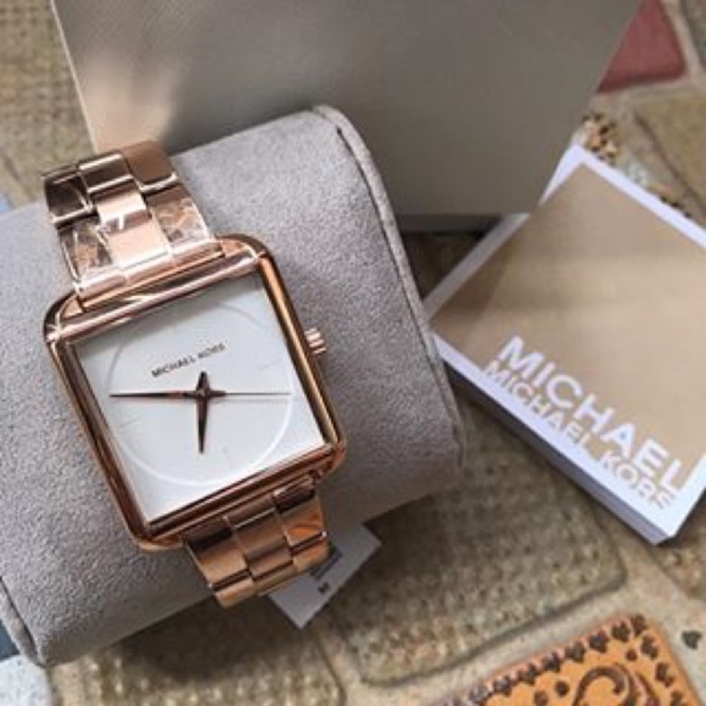 Micheal Kors Rose Gold Watch - Picture 3 of 7